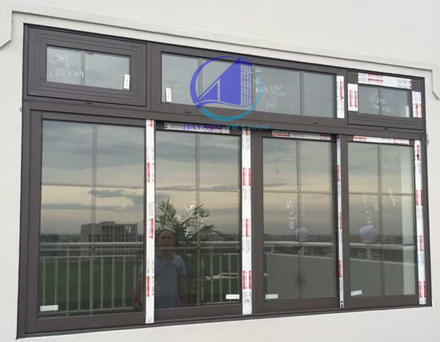 Cùng trải nghiệm cửa sổ lùa nhôm Xingfa hệ 93 tinh tế và hiện đại. Được sản xuất bởi các chuyên gia hàng đầu, cửa sổ của chúng tôi đảm bảo tính bền vững và độ an toàn cao.
