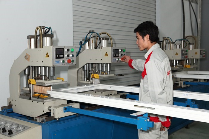 Sản xuất cửa nhựa lõi thép là một quá trình mang tính chuyên nghiệp và tinh tế, tạo ra sản phẩm chất lượng cao. Xem hình ảnh để cảm nhận tận tay các bước trong quá trình sản xuất.